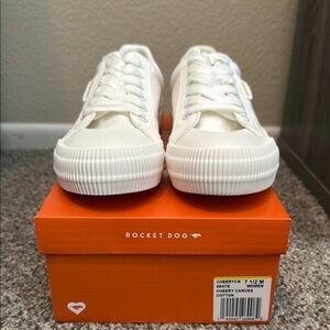 BRAND NEW - Rocket Dog Cream Canvas Sneakers